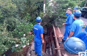 Tubulação rompe e interrompe pista na Caetano Natal Branco