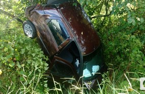 Caminhão joga carro para fora da pista na BR-282, em Joaçaba