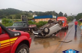 Motorista capota veículo capota após aquaplanar na SC-150