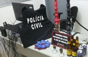 Proprietária de tabacaria é presa por fornecer bebida a menores