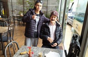 Adolescente salva vida de idoso que se engasgou com lanche