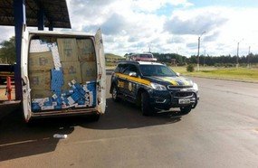 PRF apreende veículo abarrotado com cigarros na BR-153