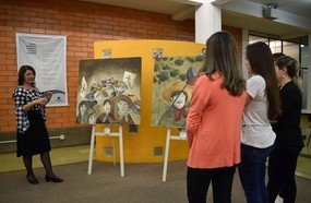 Biblioteca da Unoesc traz exposição dos 20 anos do grupo Cabeça Oca