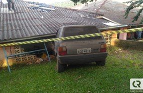 Criança consegue saltar de carro desgovernado antes de colisão