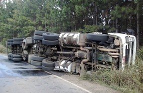 Carreta tomba em Treze Tílias