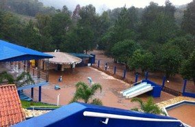 Riacho transborda e invade piscinas do Termas Leonense