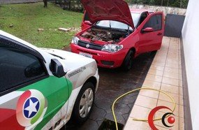 Após perseguição, polícia aborda veículo com vários objetos