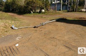 Motorista de caminhão derruba poste durante manobra em Herval