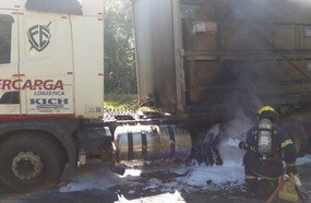 Bombeiros combatem incêndio em carreta carregada com MDF