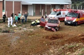 Duas pessoas morrem ao serem arremessadas de veículo na BR-470