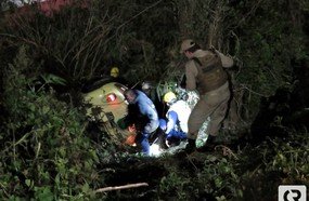 Mulher fica ferida após veículo despencar em barranco no centro de Herval