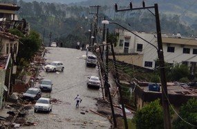 Celesc trabalha para recompor sistema danificado pelo temporal