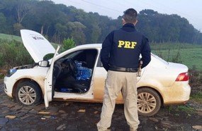 PRF apreende veículo carregado com cigarros em Catanduvas