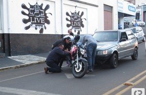Colisão entre carro e moto no centro de Joaçaba