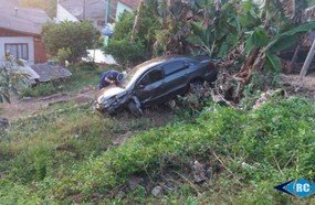Veículo despenca em barranco após colisão em Capinzal