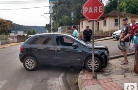 Veículo é jogado contra muro após colisão no centro de Herval