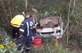 Condutora capota veículo em ribanceira no interior de Joaçaba