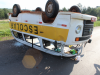 Kombi capota após colidir em carreta e deixa 11 feridos