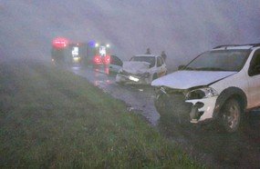 Ocupantes de veículo de Joaçaba ficam feridos em colisão na BR-153