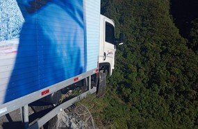 Caminhão de Herval fica pendurado na Serra do Rio do Rastro