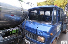 Colisão entre caminhão e carreta deixa motorista ferido na BR-282