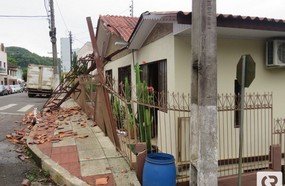 Caminhão enrosca em residência no centro de Herval d´Oeste
