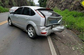 Veículo é jogado para fora da pista após colisão em Erval Velho
