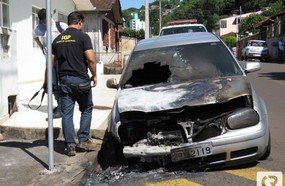 IGP faz perícia em veículo que foi incendiado em Herval d´Oeste