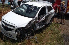 Colisão entre carro e caminhão deixa mulher ferida na BR-282