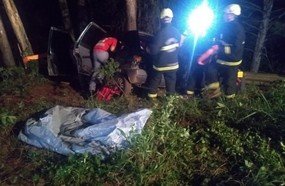 Colisão em árvore mata passageiro durante a madrugada na SC-135