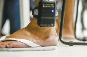 Tornozeleira eletrônica para homem que filmou ex no banho