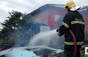 Incêndio destrói casa no bairro São Jorge em Herval