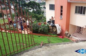 Ex-prefeito de Capinzal cai com carro ao entrar na garagem