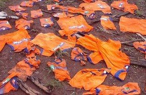 Prefeitura de Salto Veloso joga camisetas e fardos de copos no lixo