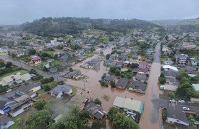 Rio transborda e causa alagamentos em Ponte Serrada