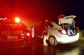 Casal é preso com veículo roubado e com mercadorias ilegais