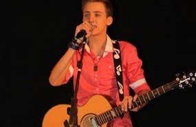 Piratubense conta com seu voto para continuar no The Voice Kids