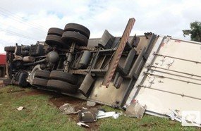 Caminhão carregado com frios tomba em Jaborá