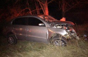 Condutor fica ferido após colisão em árvore na SC-452
