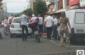 Ciclista é atropelado após ser atingido por porta de veículo