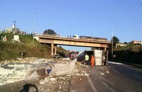 Carreta de Joaçaba tomba próximo ao viaduto em Xanxerê