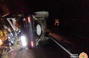 Veículo de Treze Tílias com quatro ocupantes capota na BR-153