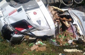 Carreta carregada com leite tomba na BR-282, em Joaçaba