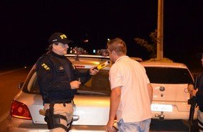 Quase 100 motoristas são flagrados dirigindo sob efeito de álcool