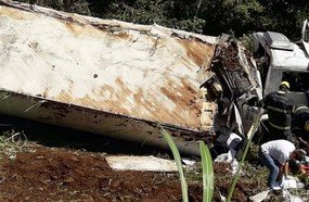 Motorista fica ferido após tombar caminhão em Piratuba