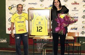 Natália Zilio é homenageada por crianças atendidas pela AJOV