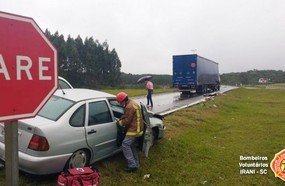 Colisão entre carro e carreta no trevão de Irani