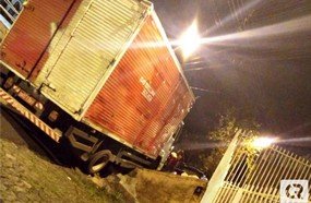 Caminhão desanda e por pouco não atinge residências em Joaçaba