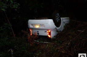 Jovem fica ferida ao capotar veículo em Água Doce