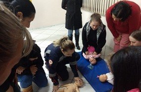 Profissionais da educação recebem treinamento de primeiros socorros